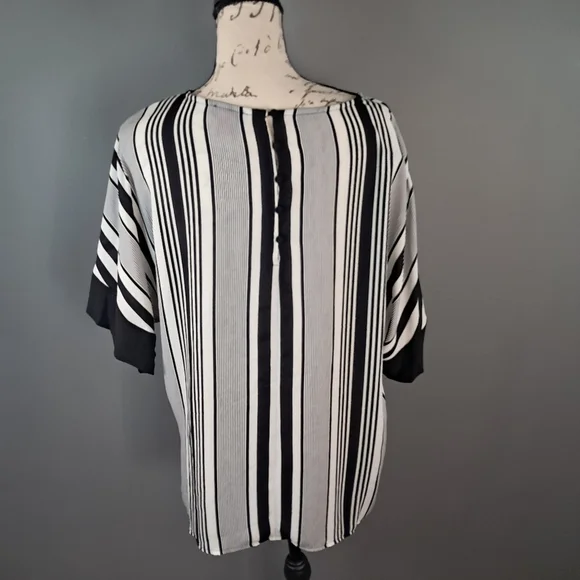 Vince Camuto Graphic Black And White Striped Top And Skirt Set Size Medium - Picture 4 of 10